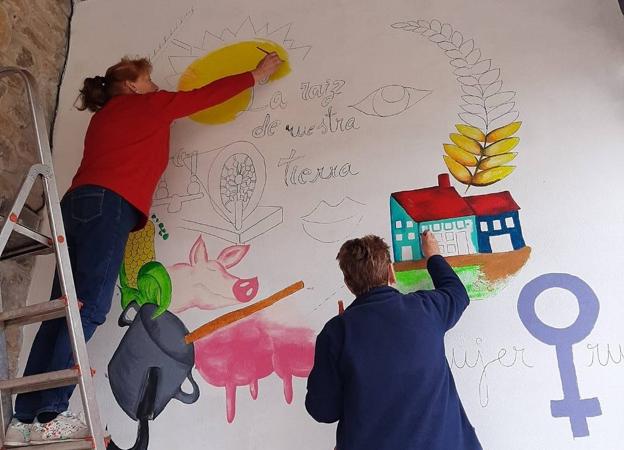 Las mujeres de Anievas convierten la fachada de las escuelas en una clase sobre tradiciones