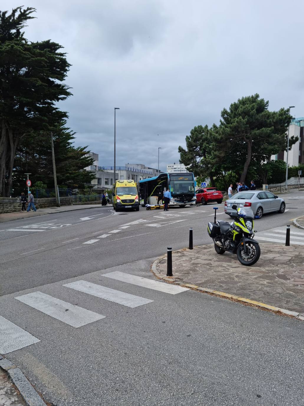 Una usuaria herida en un accidente de autobús en el cruce de la Mutua