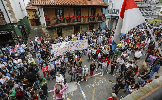 Reocín sale a la calle en apoyo del joven agredido