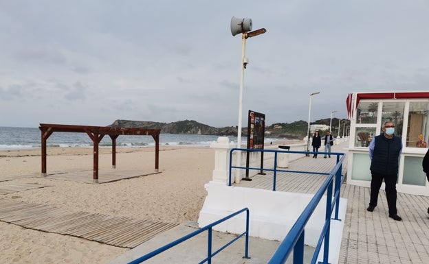 La playa de Comillas, preparada para el verano