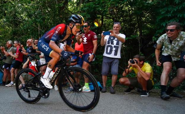 Carapaz coge la maglia rosa de 'Juampe' y aleja a Landa