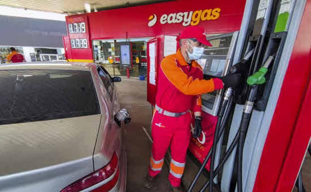 El 90% de las gasolineras ya ha cobrado la rebaja adelantada a los clientes en abril