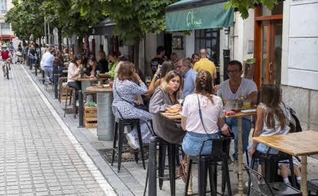 Denuncian a diez hosteleros de Santander por exceso de aforo, molestias a vecinos y terrazas sin autorización