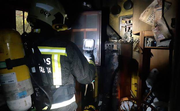 El impacto de un rayo en una caldera causa un pequeño incendio en una vivienda de Rasines