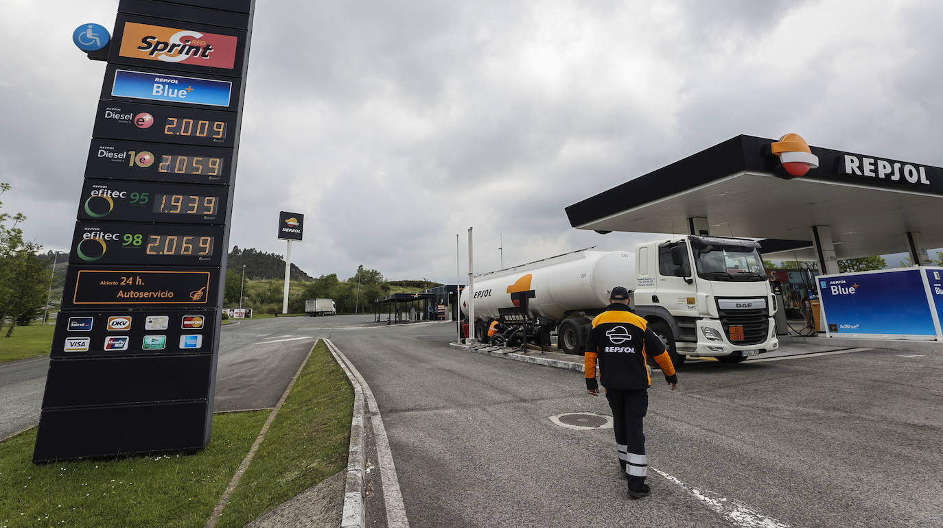 La gasolina ya supera los dos euros por litro en medio centenar de estaciones de servicio cántabras