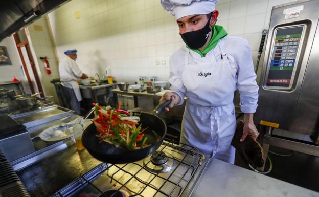 La falta de camareros y cocineros complica un verano turístico que apunta al lleno