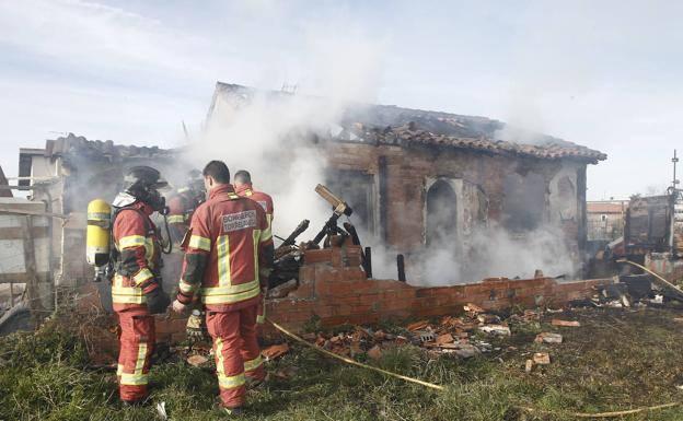 El servicio comarcal de bomberos de Torrelavega se refuerza con un camión autobomba