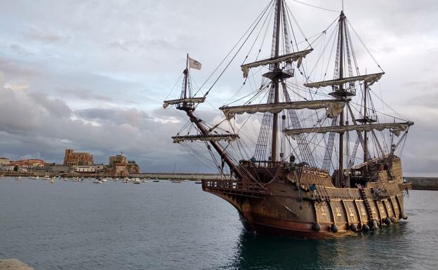 El Galeón Andalucía arriba a Castro Urdiales