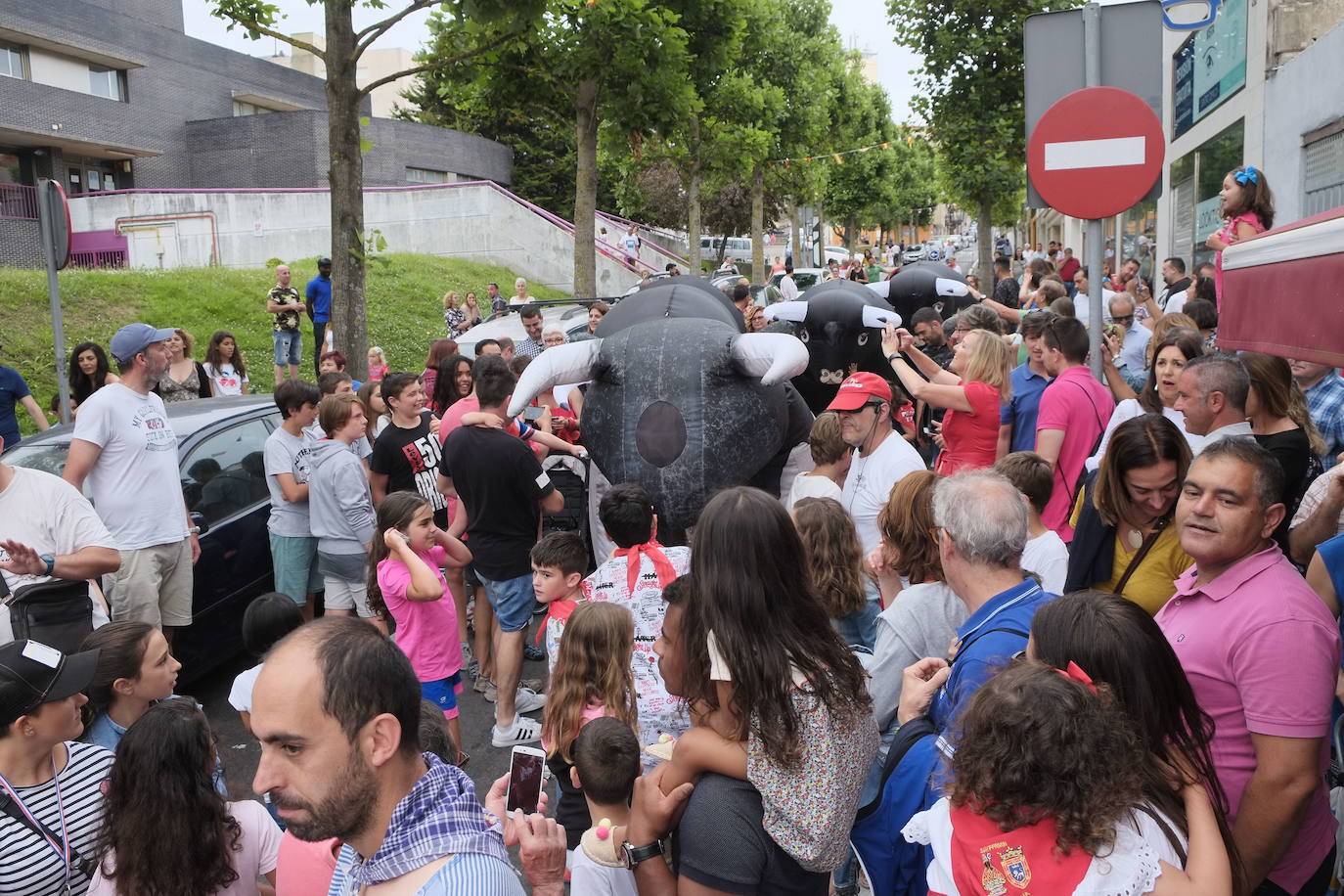 El barrio de Tetuán recupera sus encierros de toros hinchables