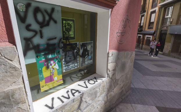 Pintadas contra la Asociación Alega en el espacio que utilizan como sede en Santander