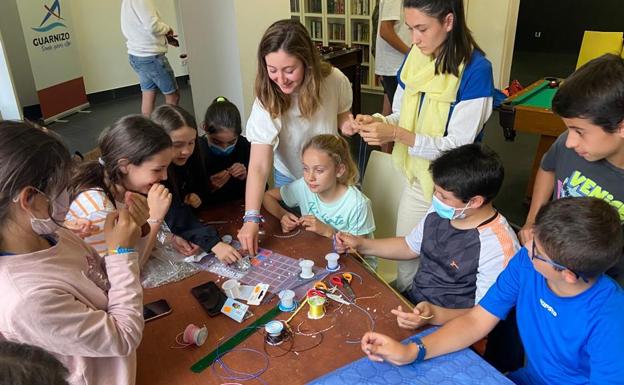 La Zona Joven acoge talleres de decoración de marcos de fotos y un torneo de virus