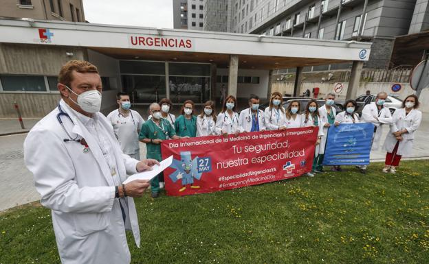 Los médicos de Urgencias se concentran en las entradas de los servicios de Valdecilla, Sierrallana y Laredo