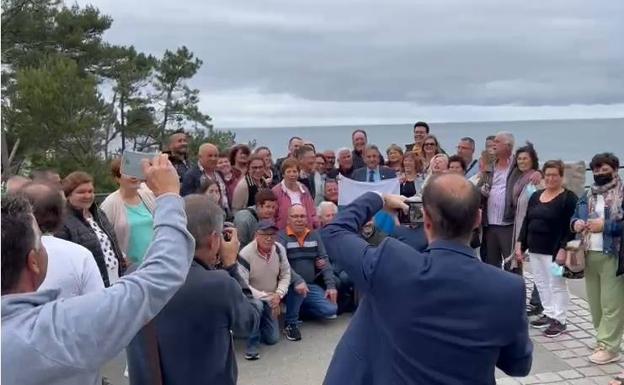 Turistas de Tenerife fans de Revilla se bajan del Magdaleno para gritarle «presidente, presidente»