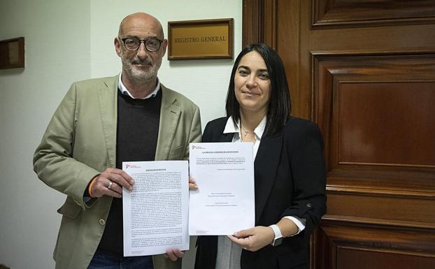 Cs corrige su posición sobre el lobo y frena la desbandada de la cúpula regional del partido