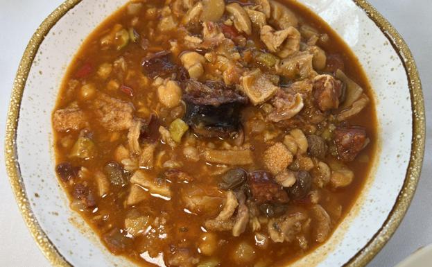 Platos de mesa y mantel que dan el salto al tapeo de puchero