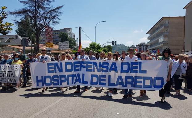 Cerca de 2.000 personas reivindican el futuro del Hospital de Laredo