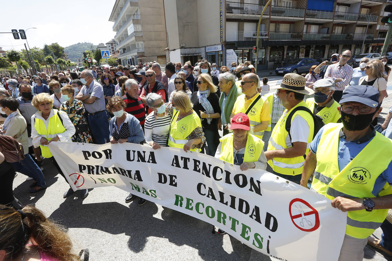 La manifestación en defensa del Hospital de Laredo, en imágenes