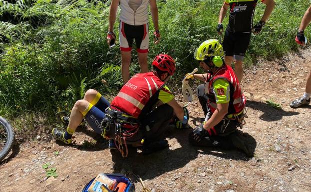 El helicóptero de Emergencias rescata en Villafufre a un ciclista con traumatismo craneoencefálico