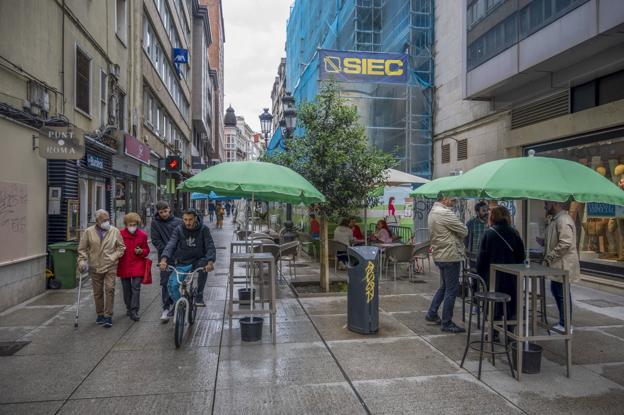 Los vecinos de Santander piden quitar las terrazas del covid, pero el Ayuntamiento dice que «son legales»