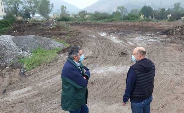 Los Corrales habilitará en el polígono de Barros un aparcamiento para camiones