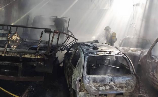 Un incendio calcina una nave de la antigua trefilería de Ramales