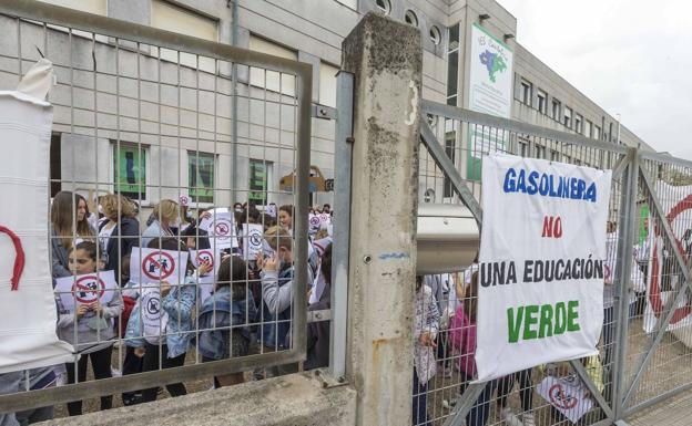 Los padres del IES Cantabria critican que ninguna Administración hace nada por evitar la construcción de la gasolinera