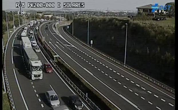 Una poda en la mediana atasca la autovía en Solares en sentido Bilbao