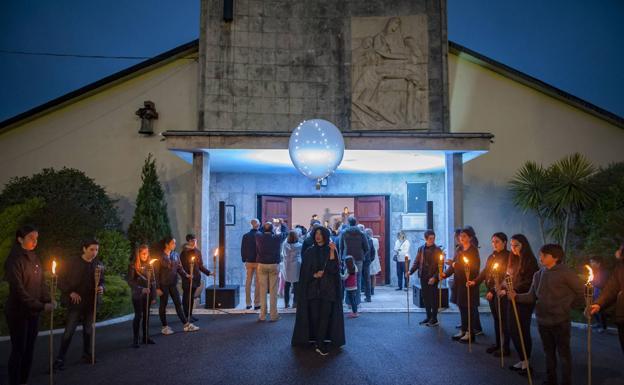 El cementerio de Ciriego retoma las visitas nocturnas con poesía, música y danza