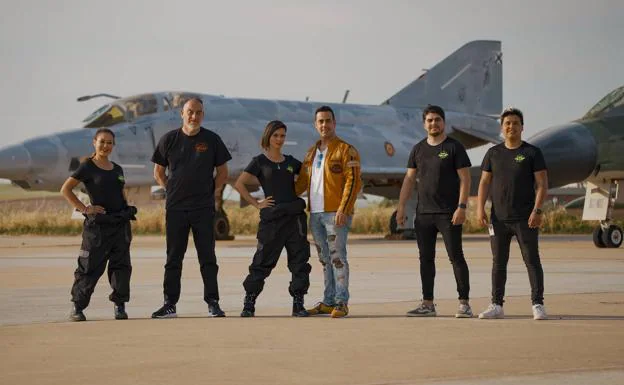 Raúl Alegría supera el reto: hace aparecer un caza F-18 en Torrejón de Ardoz