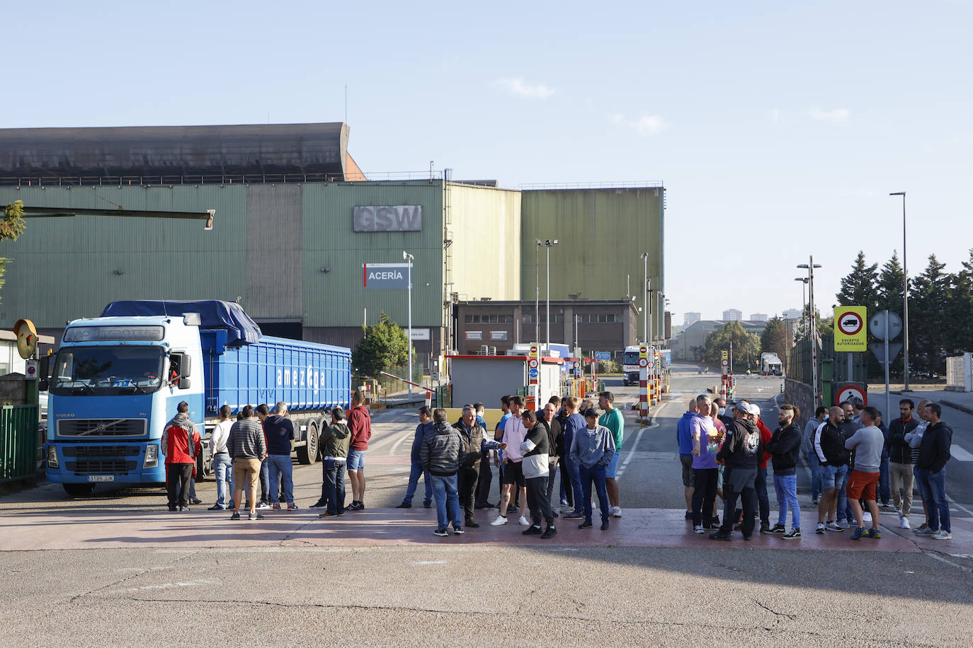 La primera jornada de huelga del sector del metal en Cantabria, en imágenes