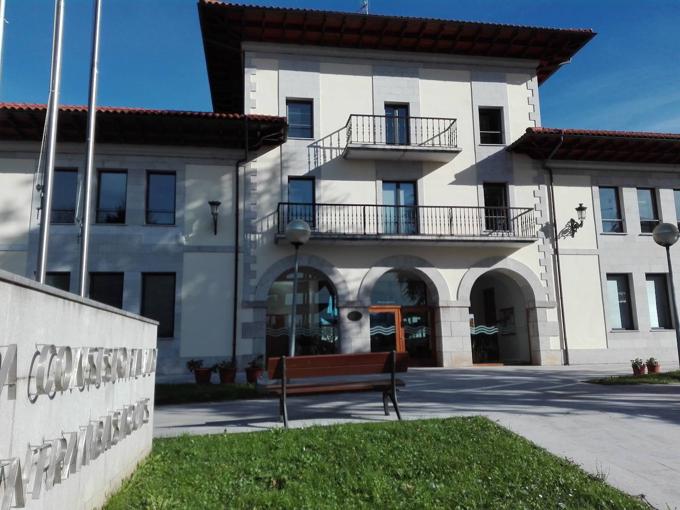 La Guardia Civil interviene en un pleno de Entrambasaguas para evitar grabaciones a un menor