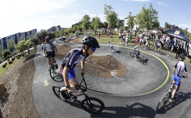 Torrelavega estrena entre acrobacias su primera pista de deportes urbanos