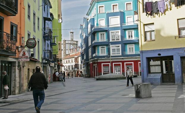 El Ayuntamiento de Torrelavega distribuye un bando sobre la normativa en la 'zona de vinos'