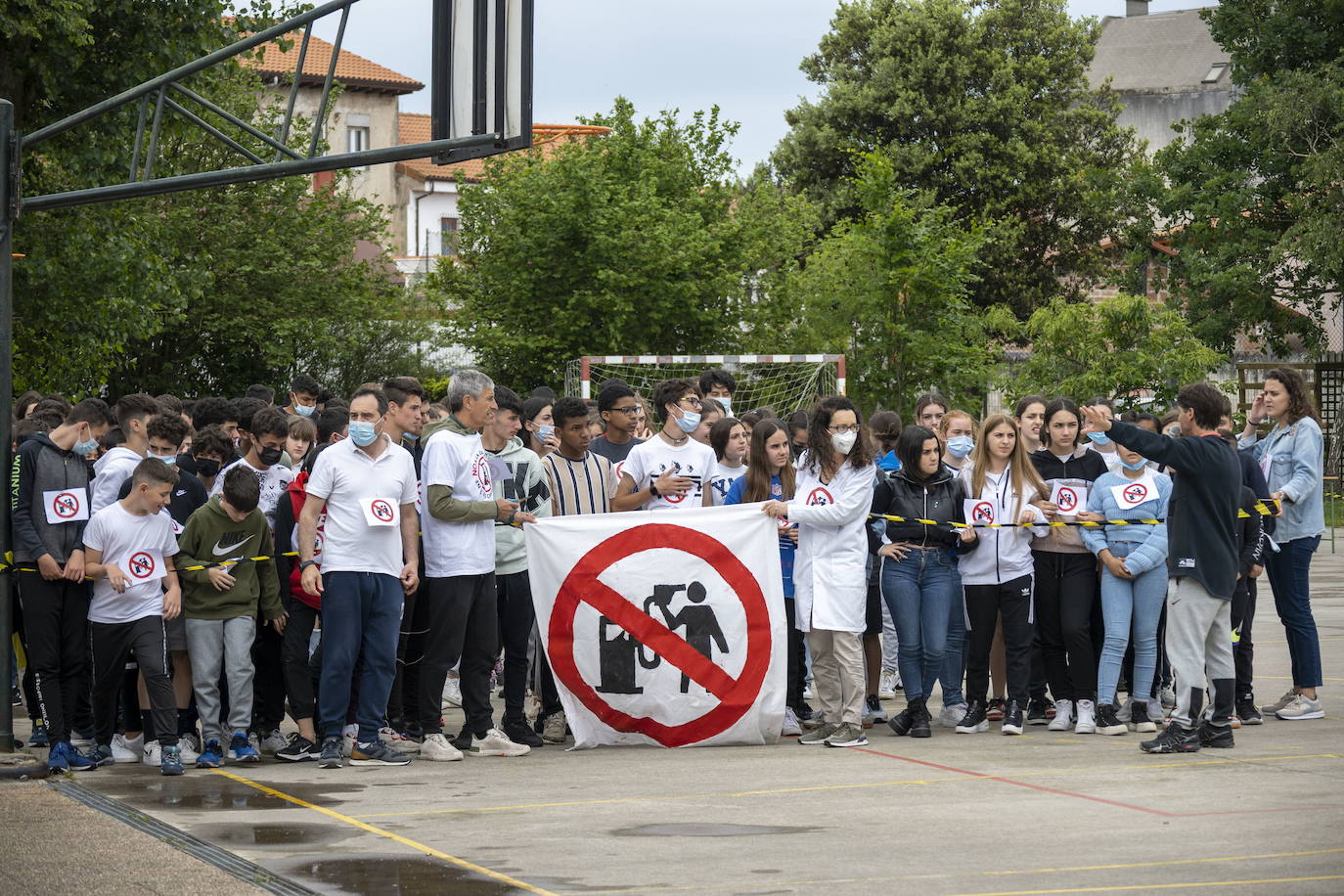 Miembros del Consejo Escolar piden a Educación que asuma la defensa del IES Cantabria frente a la gasolinera