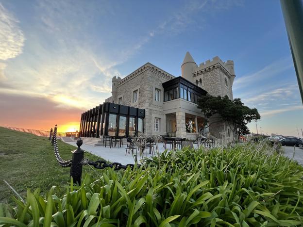 Una cocina informal para disfrutar con vistas desde El Castillo de Los Locos de Suances