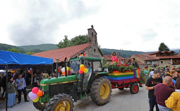 Barcenillas celebra el orgullo gay al estilo rural