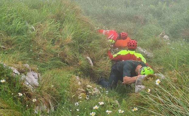 El largo y complicado rescate de un senderista de 67 años herido de gravedad en una montaña de Ramales