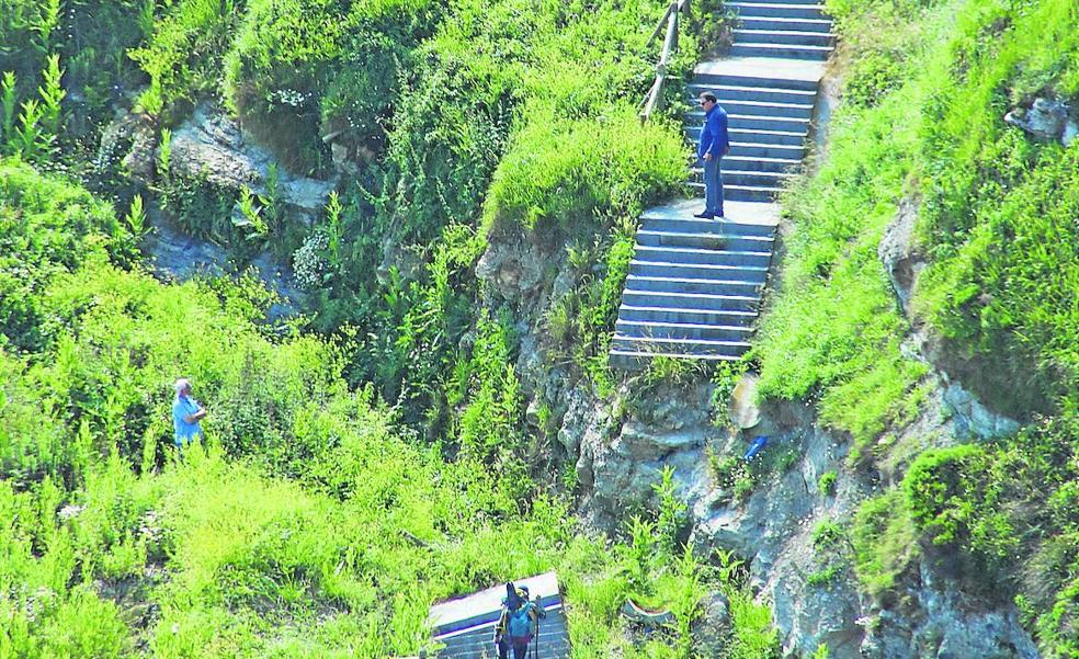 «Necesitamos un acceso a la playa de Langre en condiciones, esto no puede seguir así más»
