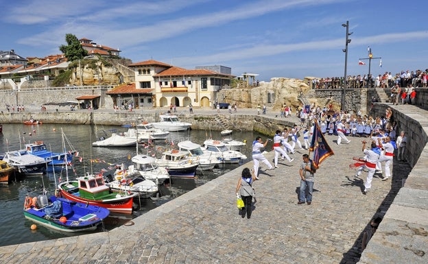 Vuelve el Cristo del Amparo a Comillas sin restricciones