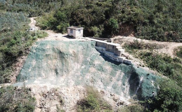 Avanzan las obras de estabilización del talud de la tubería de abastecimiento a Santander