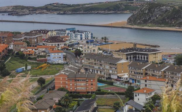 Suances plantea un ascensor entre la playa y el pueblo y Castro propone cubrir la plaza de toros