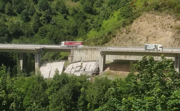 Se derrumba parte de un viaducto de la A-6 entre León y Lugo