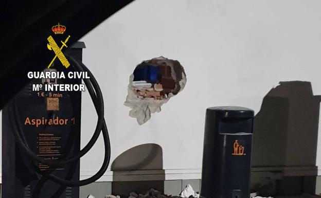 Dos detenidos por hacer un butrón para entrar a robar en una gasolinera de Marina de Cudeyo