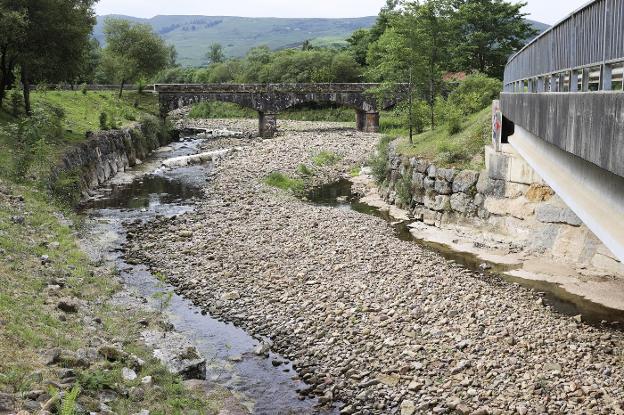 El mayo más seco en 61 años pone en alerta al campo y obliga ya a Santander a captar agua del pantano