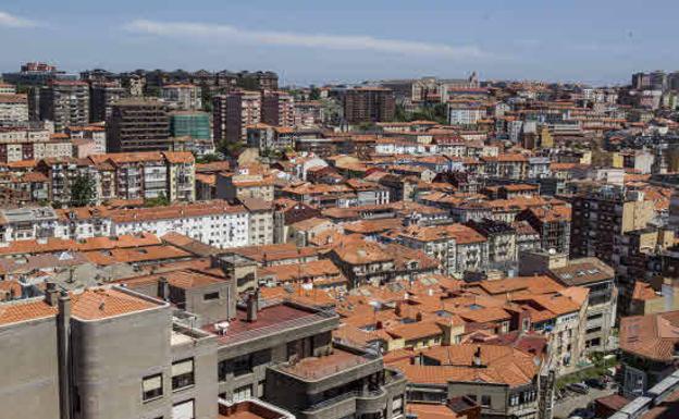 Agua marrón en muchos grifos de Santander por las obras en una tubería general