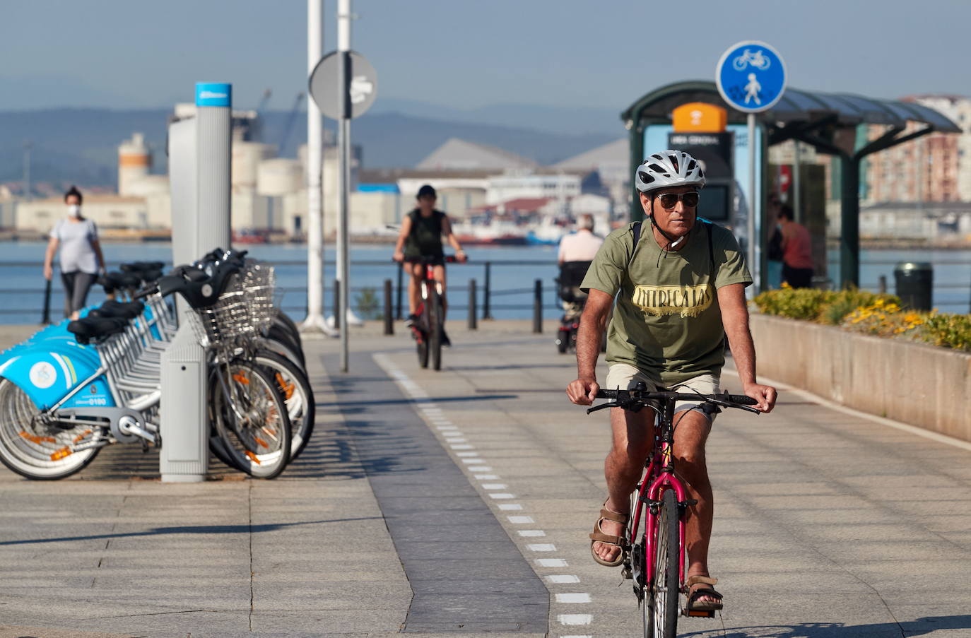 Un totem cuentabicis instalado en El Sardinero permite descargar el mapa de los carriles bici