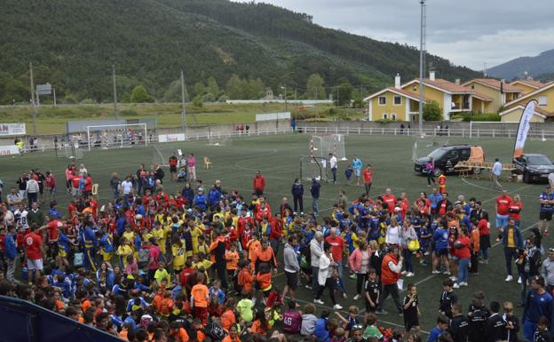 Un torneo de balonmano con residuos cero: 800 botellas reutilizables y táper para comer