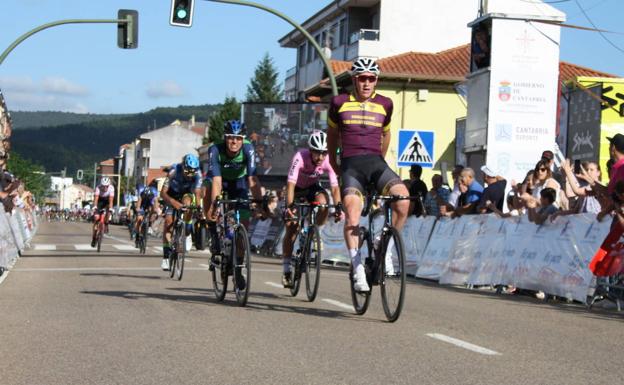 El corredor ruso Gleb Syritsa gana al sprint la primera etapa del Circuito Montañes