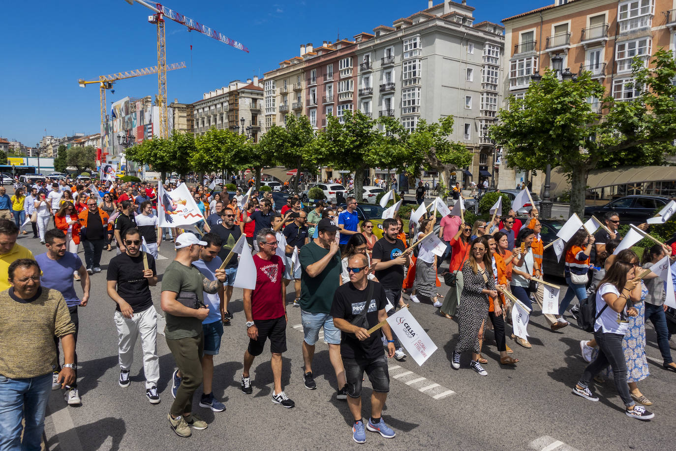 Cientos de trabajadores de Global Steel Wire en Cantabria se concentran frente a la sede de Deustch Bank