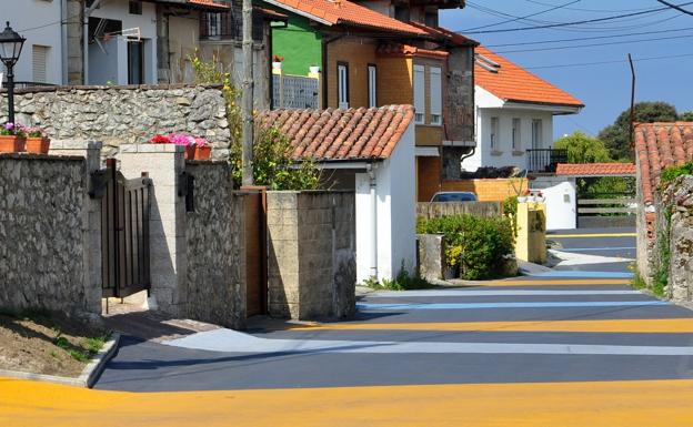 Una 'alfombra' de colores para decorar el asfalto de la Avenida de San Juan, en Soto de la Marina